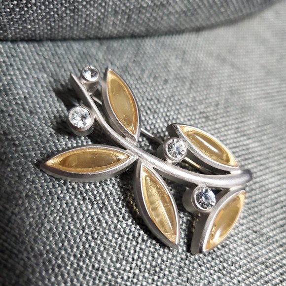 Brooch - Picture 1 of 6